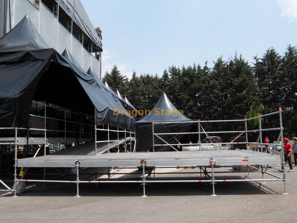 Escenario de concierto Layher al aire libre de 8x8m con plataforma de aluminio