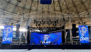 La etapa llevó la pared video y la etapa el 18x16x14m del tejado del concierto del line array