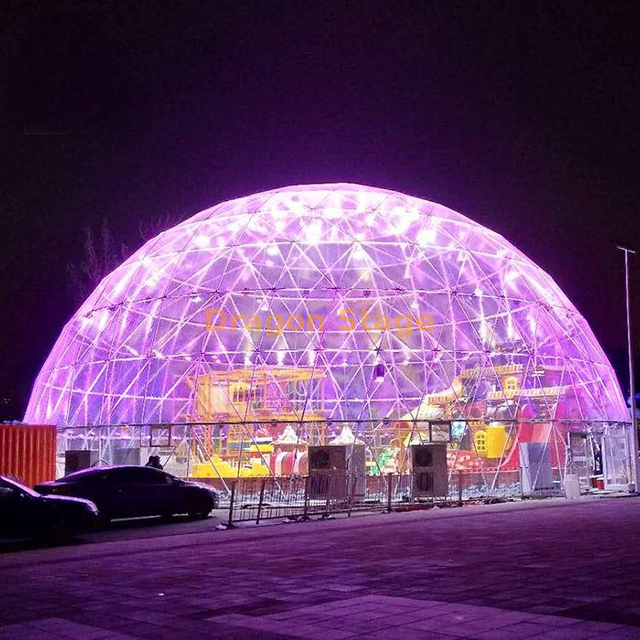 Carpa tipo cúpula para celebración del festival de 6M con proyección para fiesta de Navidad