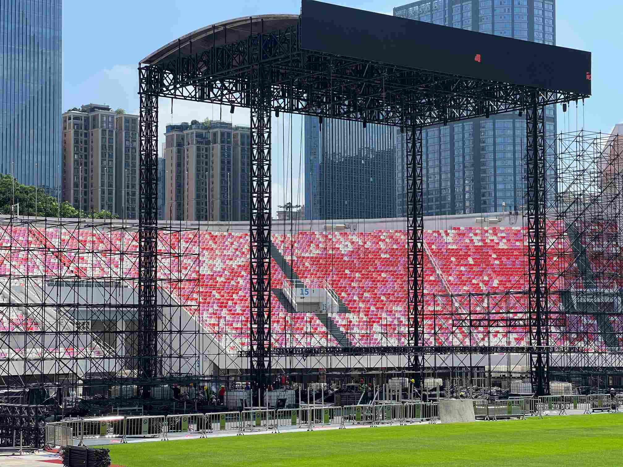 escenario principal en construcci&oacute;n(1).jpg