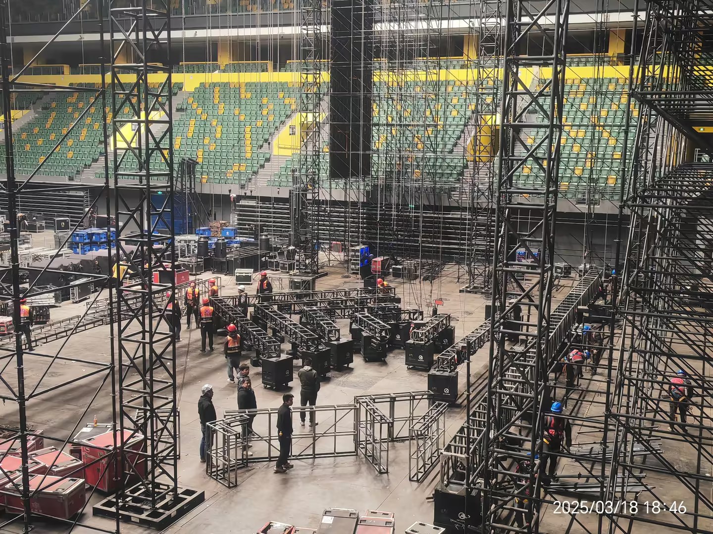 Instalar marcos LED en la etapa de concierto