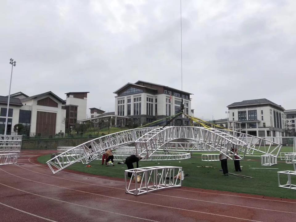 Cómo instalar el sistema de armadura de techo de domo