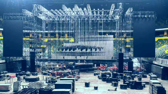 ¿Cómo se establece un escenario de concierto interior?