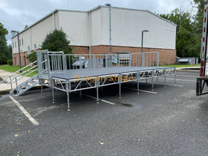 Escenario de armazón al aire libre de pista de madera portátil de aluminio con rieles para el rendimiento de eventos de gira 4x7m 12x24ft