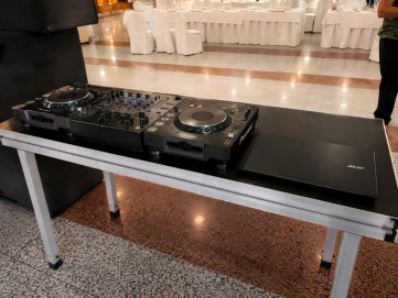 Mesa m&oacute;vil para DJ de aluminio con ruedas bloqueables.png