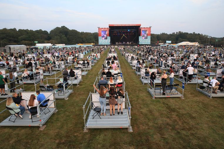 Plataforma para audiencia de concierto Ringlock de 2x2 m con barandillas de tres lados.jpg