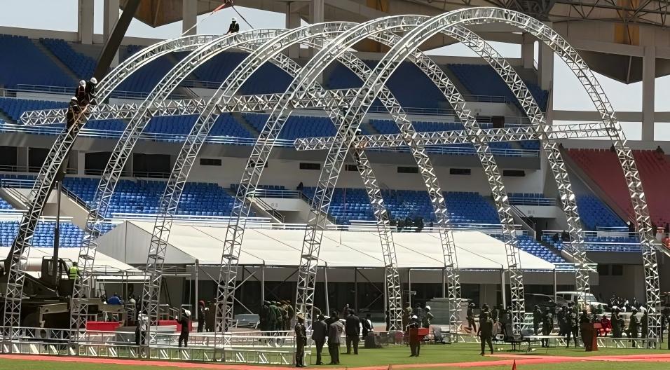 Estructura de celos&iacute;a de aluminio curvada de m&uacute;ltiples arcos grandes de 24x18x15 m.jpg
