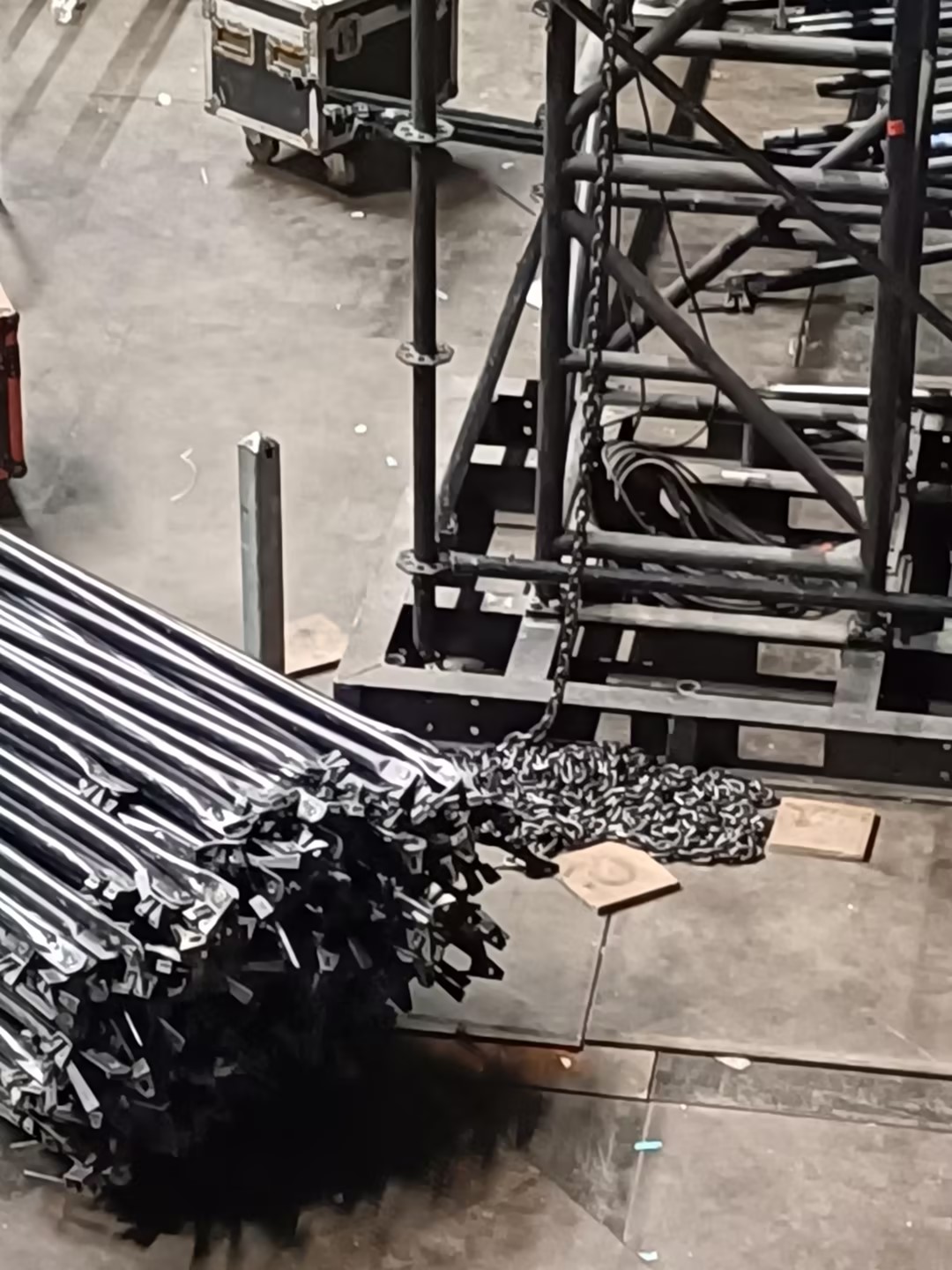 La base de hierro debe tener agujeros para la construcción futura del marco de armadura de laico